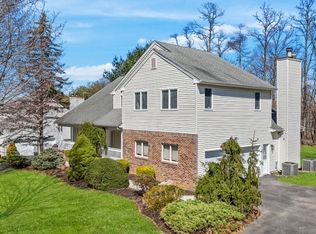 34 Knob Hill Rd, Morganville, NJ 07751