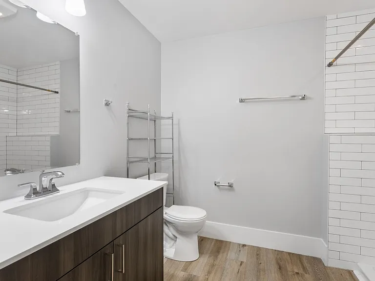 1523 W Howard St #418 — Photo 2