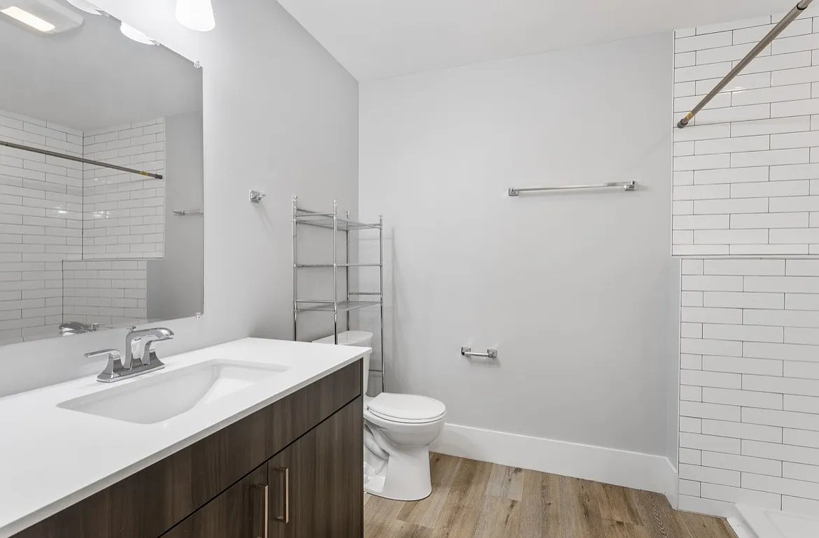 Building Photo - 1523 W Howard St #418