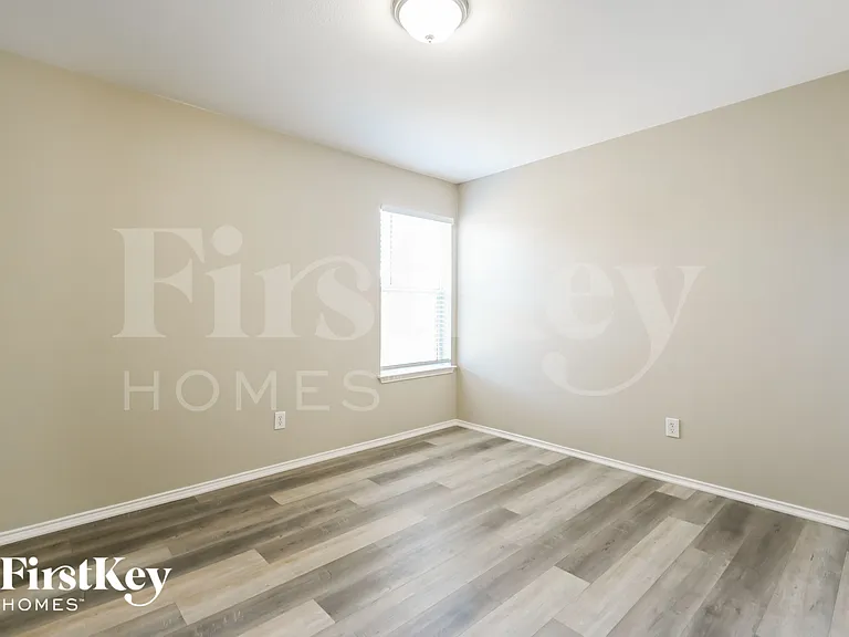 204 Windsor Dr — Photo 12