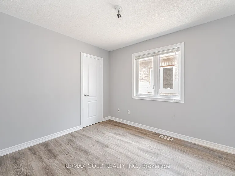 67 Yardley Cres — Photo 34