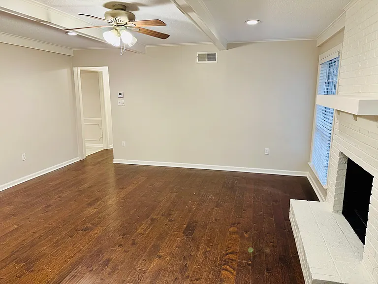 1624 W Churchill Downs Rd — Photo 3