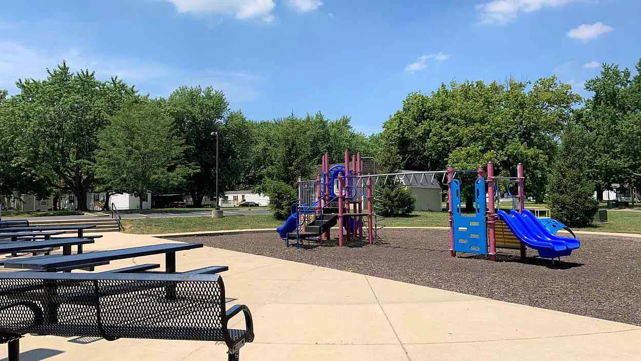 Avon Lakes Estates — Photo 3