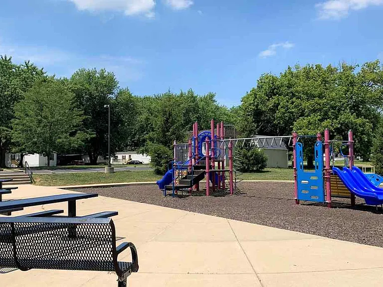 Avon Lakes Estates — Photo 3