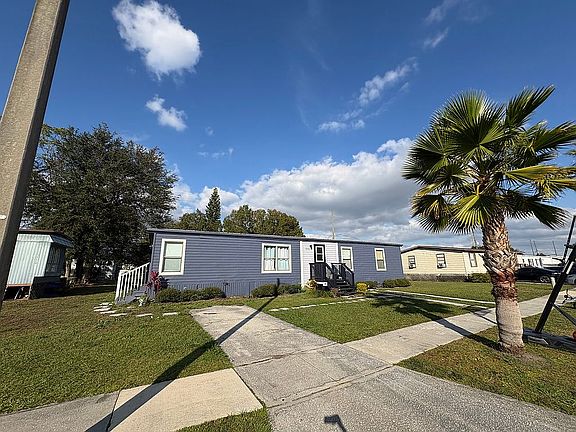 3rd image of 4704 Dunkeld Ave