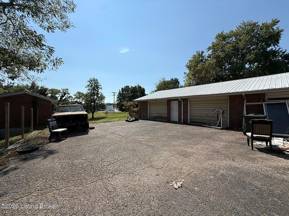 2nd image of 552 W Elm Rd