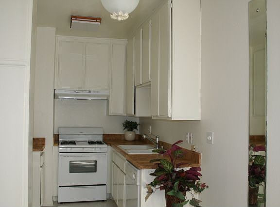 Bright Kitchen w/New Stove, Range Hood, Sink 