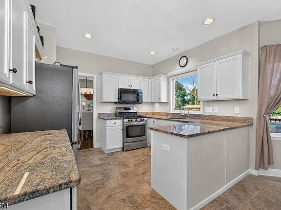 3rd image of 6 Pinewood Rd