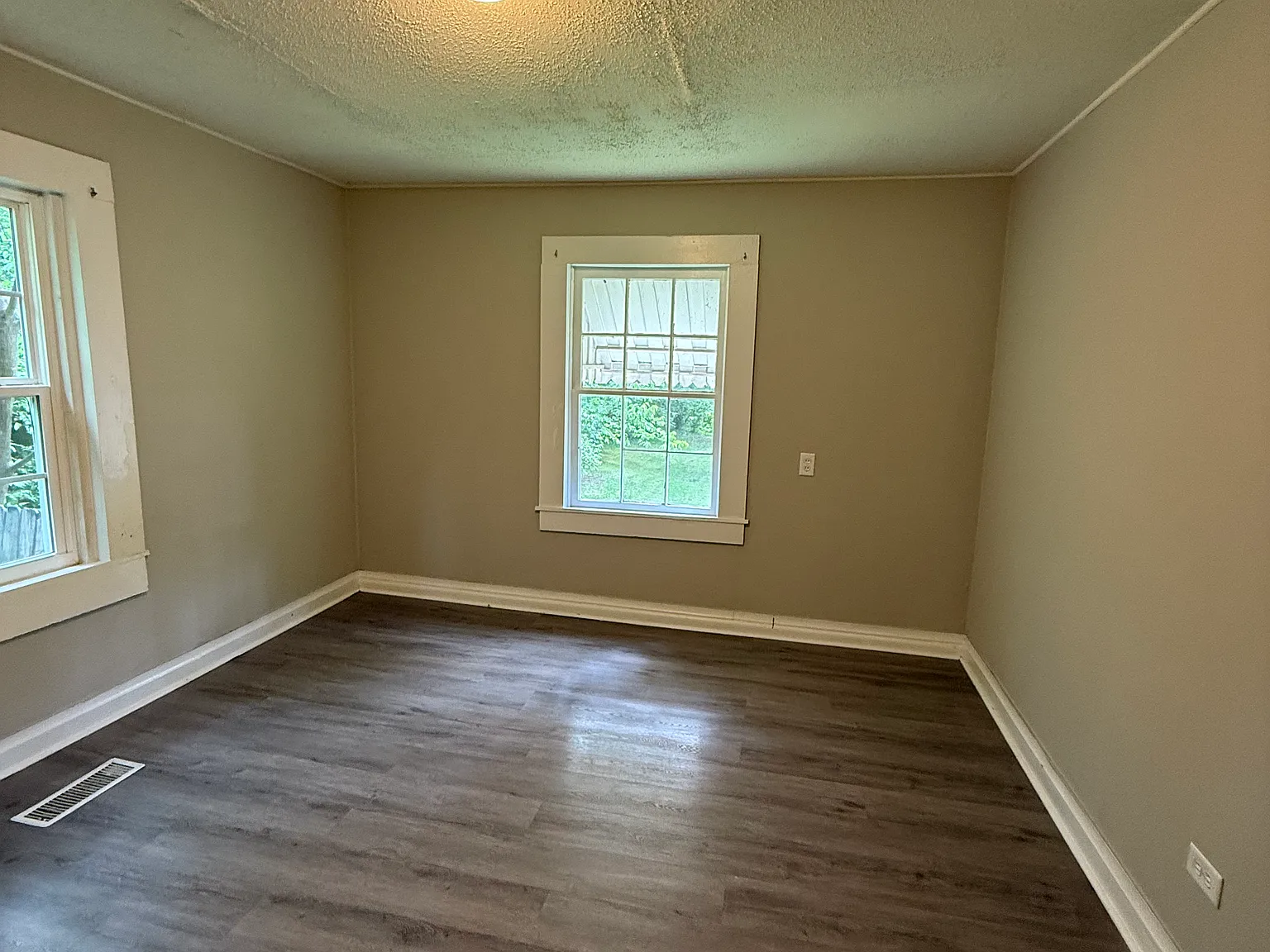 4 bed, 1036 sqft, $1,100 — Photo 3