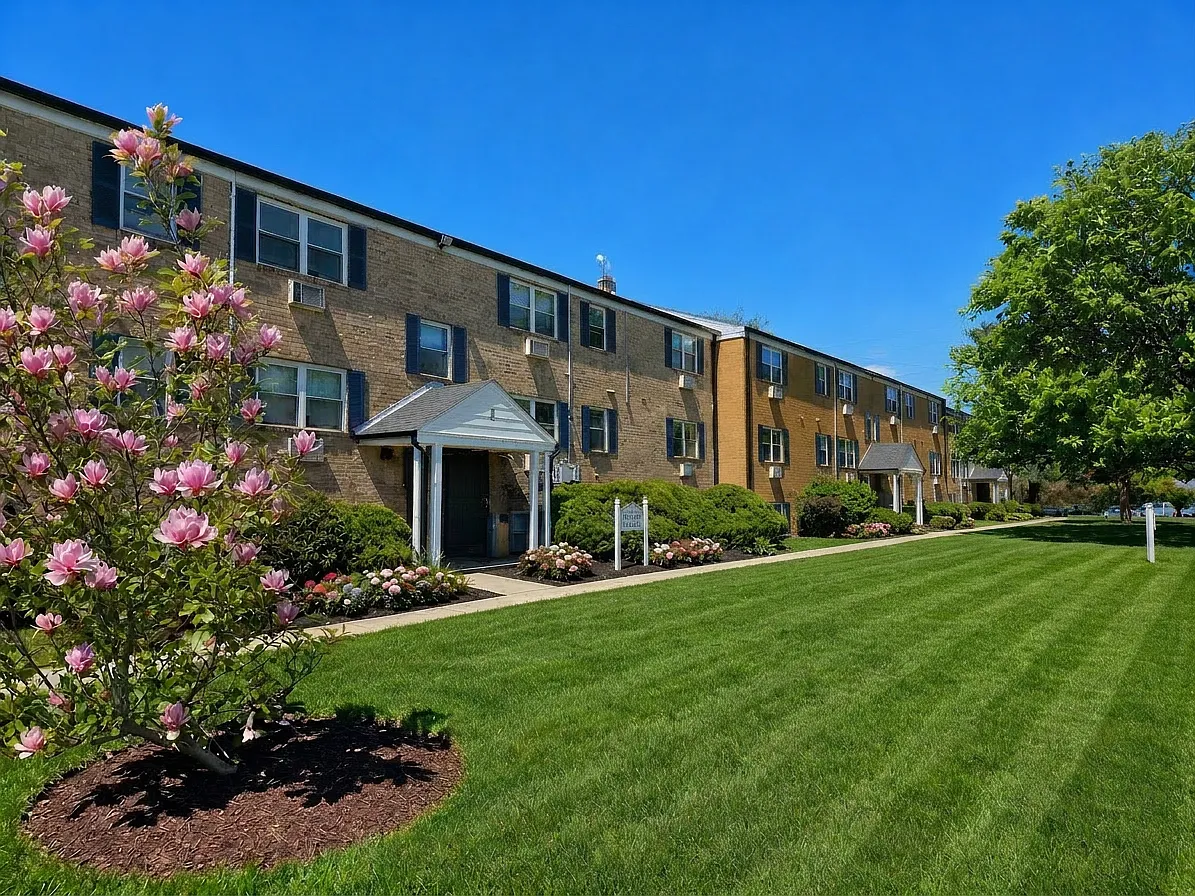Colonial Village Apartments — Photo 4