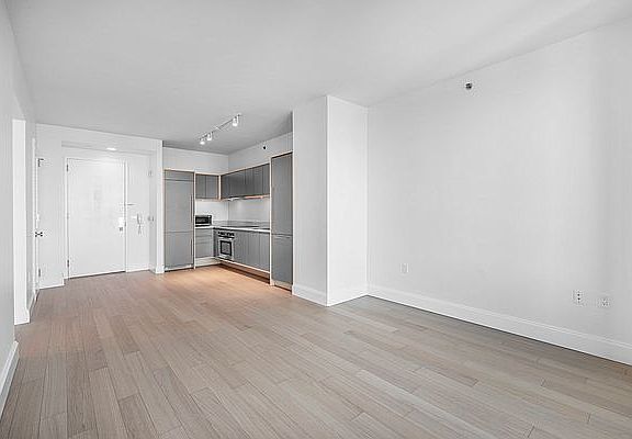 5th image of 10 City Pt APT 27N