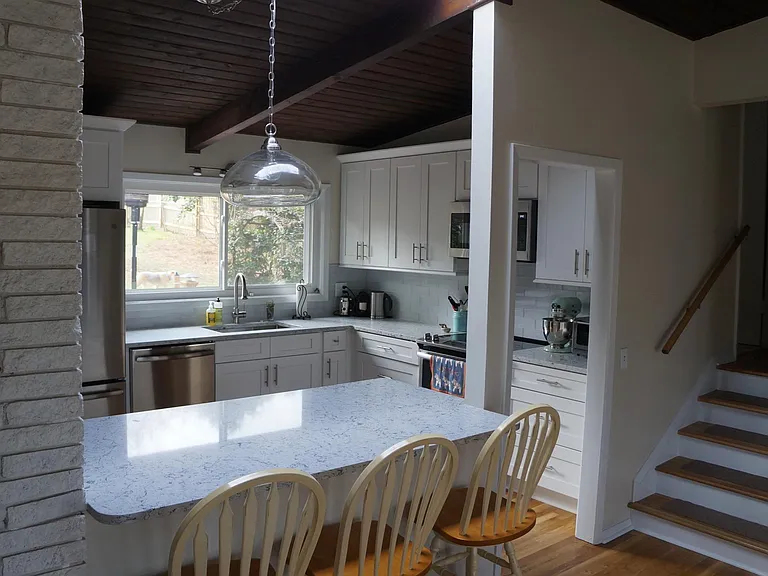 Kitchen bar area