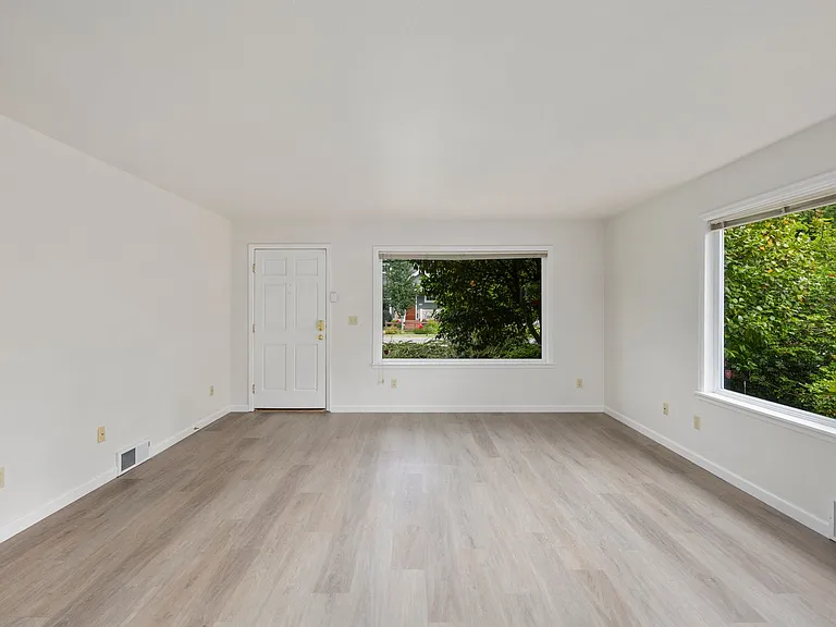 295 NE Alder St — Photo 12