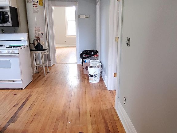 5th image of 2067 N Leavitt St #1