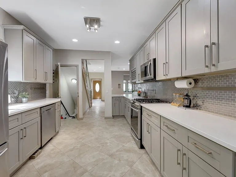 115 W Englewood Ave — Photo 10