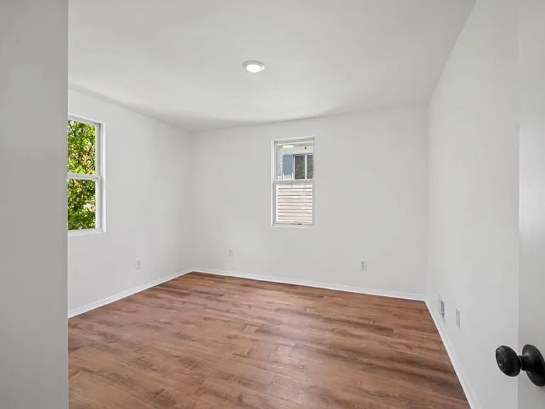 317 Anthony St — Photo 16