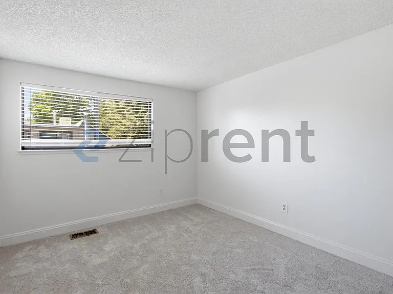 1696 London Cir — Photo 16