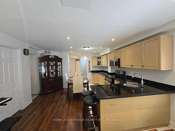 5th image of 67 Woodbury Cres S