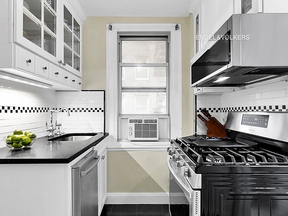 4th image of 321 E 43rd St APT 708