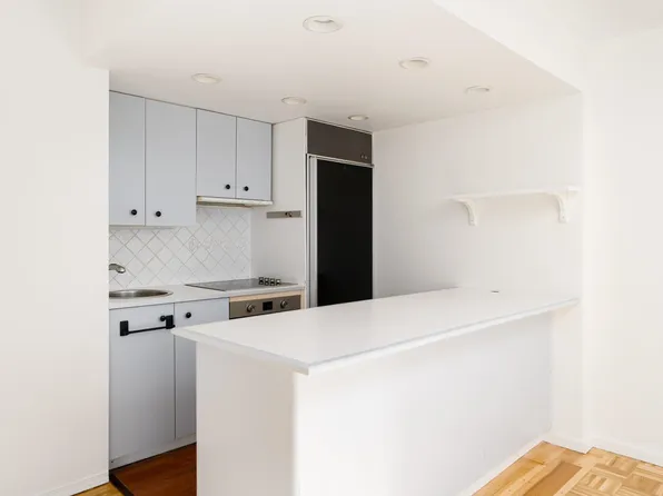1534 Harwood St, Vancouver, BC V6G 1X9
