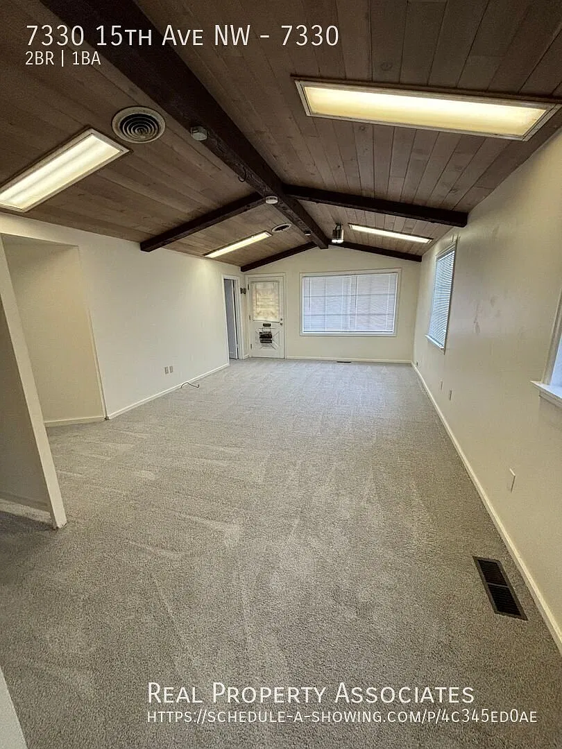 Adorable stand alone Ballard 2 Bed/1 Bth home with parking in back for 2 vehicle — Photo 1