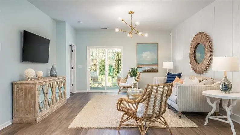 5 bed, 2.5 bath, 2358 sqft, $2,500 — Photo 4