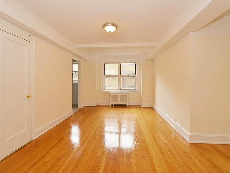 304 W 75th St #8D — Photo 3