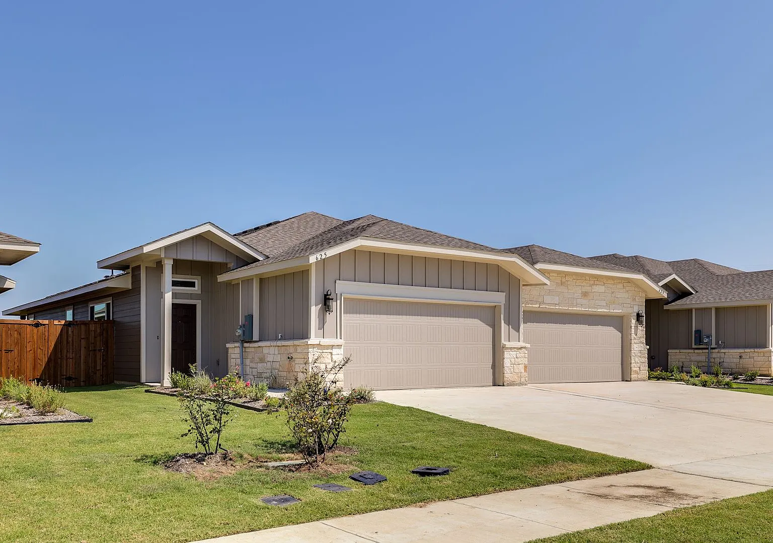 Gorgeous 3 Bedroom Duplex Located In Midlothian Isd! — Photo 3
