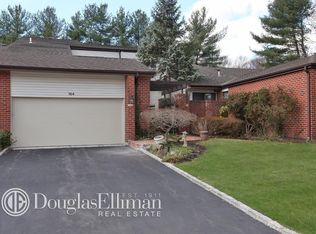 104 Crows Nest Ct, Manhasset, NY 11030