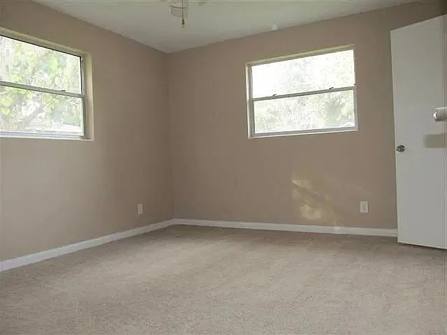 Building Photo - 6415 Lenczyk Dr #2