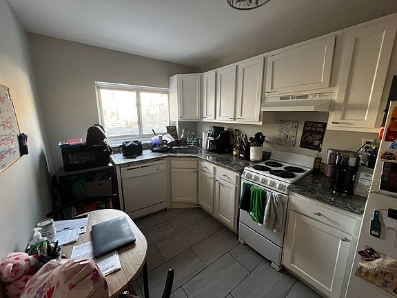 3rd image of 39 Selkirk Rd #3