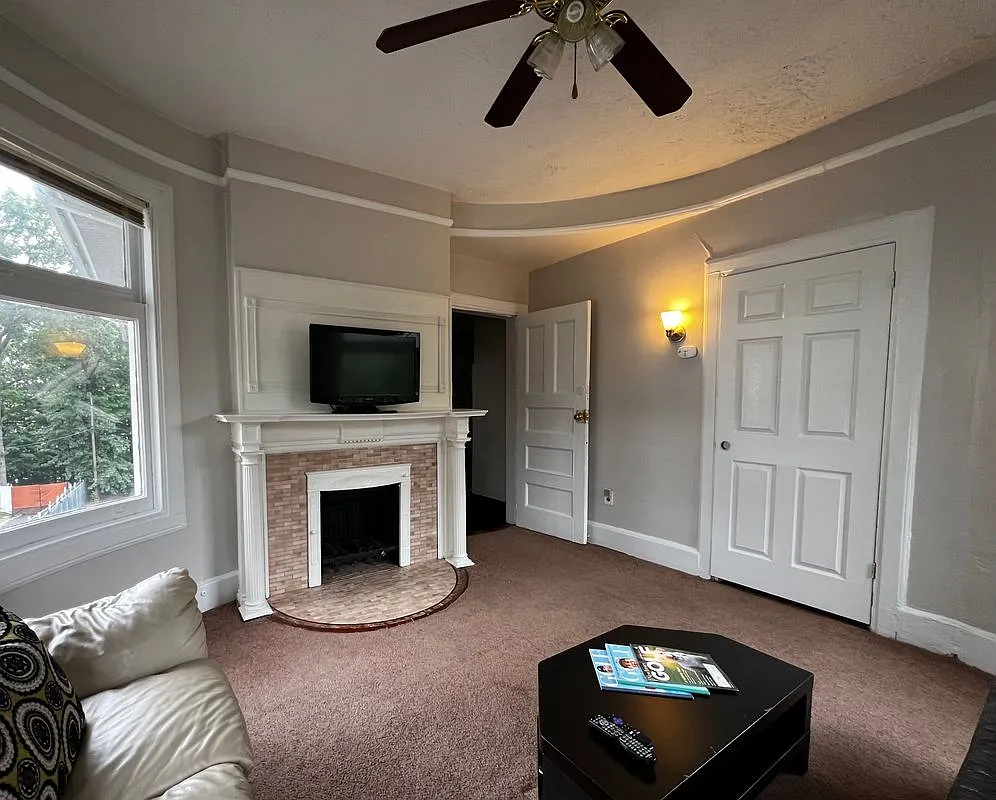 1 bed, 1.0 bath, 700 sqft, $1,800 — Photo 2