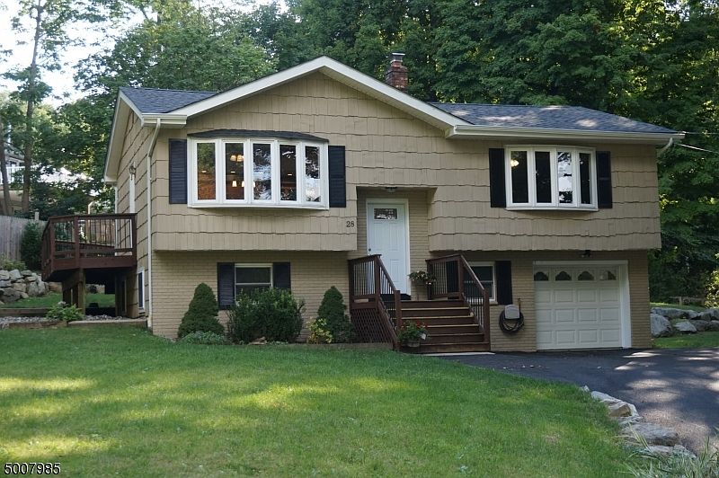 1st image of 28 Tanglewood Dr