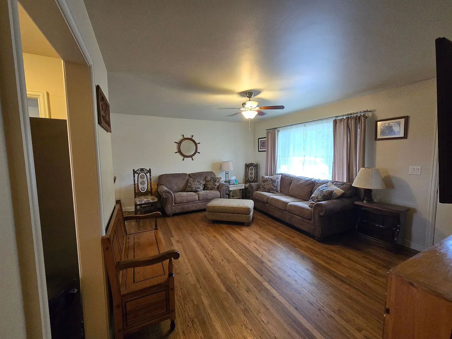 *Fully Furnished 3Bd/1Bath W/Single Car Garage — Photo 3