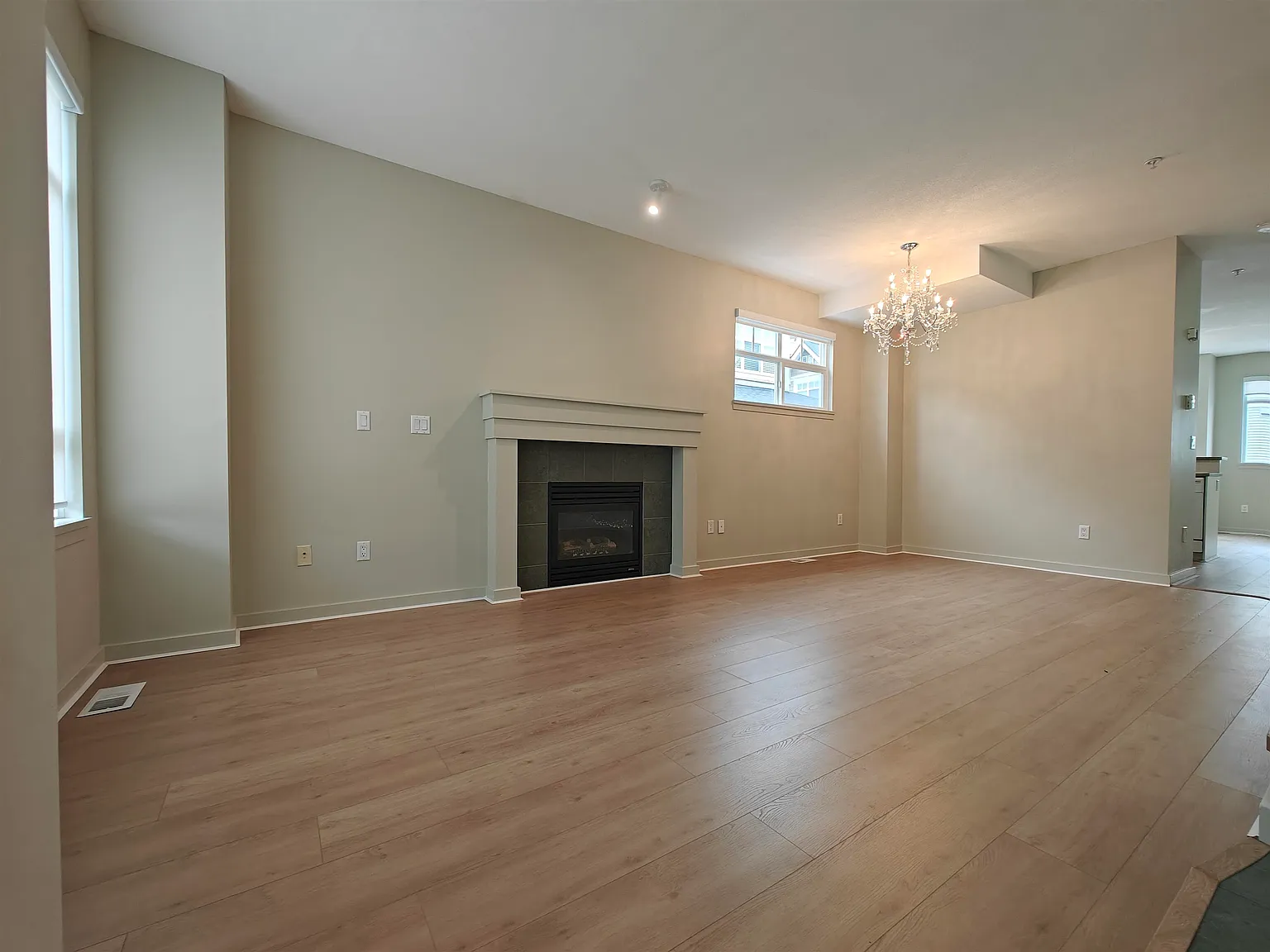 4 bed, 1694 sqft, $4,300 — Photo 2