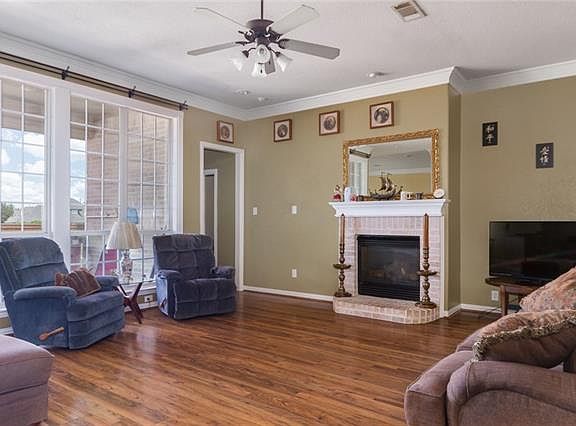 4th image of 1601 Twin Oaks Dr