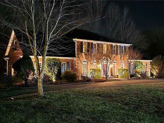3rd image of 1018 Riverbend Dr