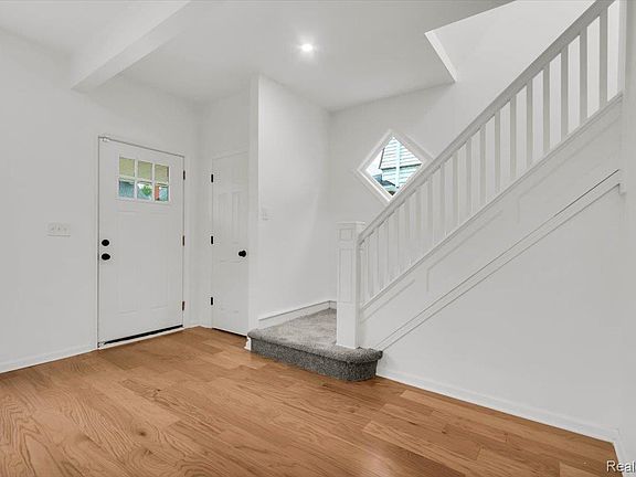 5th image of 903 Burlingame St