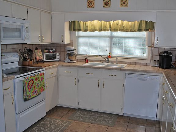 5th image of 212 Poplar St