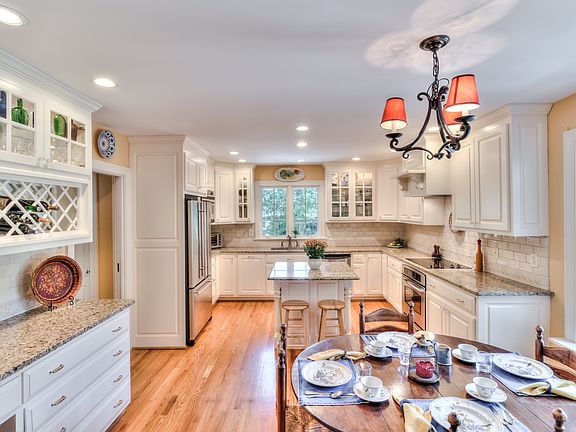 5th image of 209 Wexleigh Dr