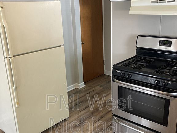 3rd image of 927 10th St NW