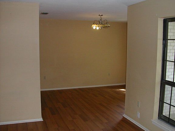 3rd image of 313 Fairfax Cir