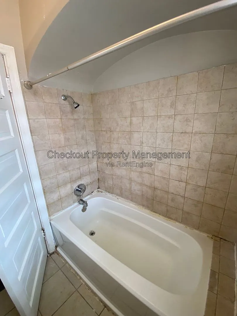 2 bed, 1.0 bath, 1250 sqft, $895 — Photo 1