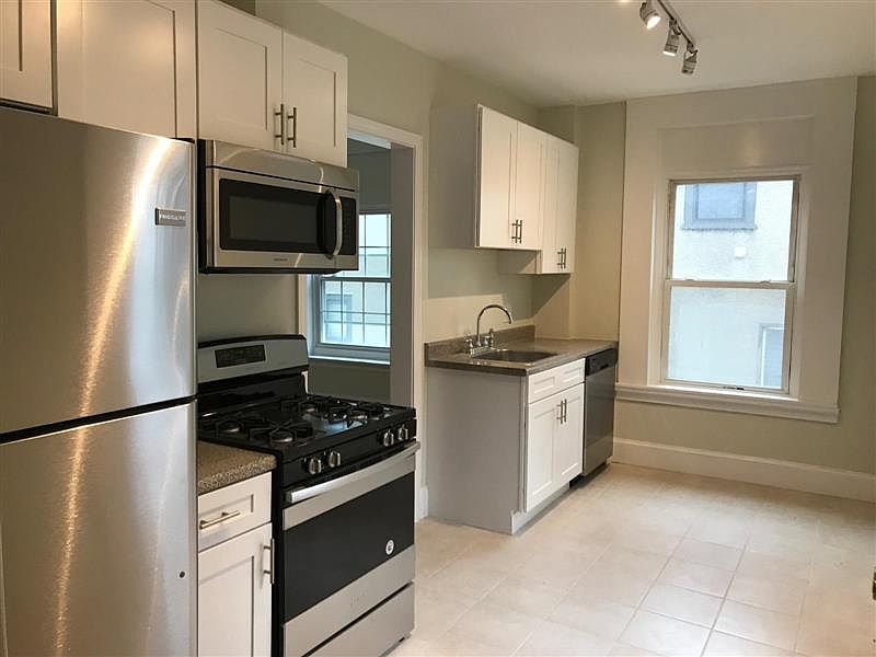 2nd image of 289 Beacon St