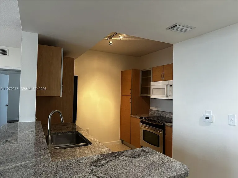 18800 NE 29th Ave #914 — Photo 8