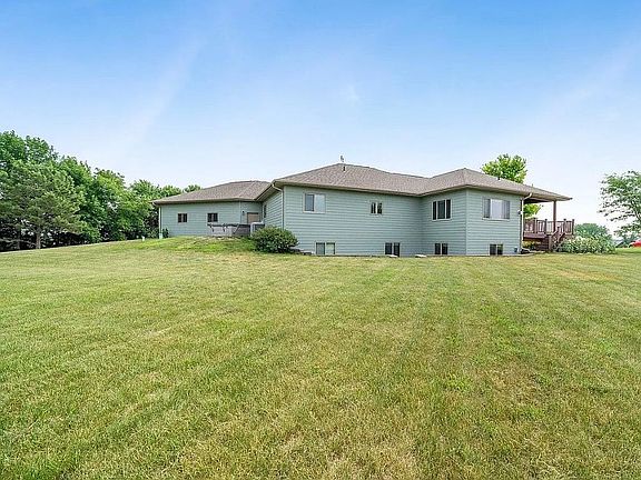 3rd image of 100 Lakeview Dr
