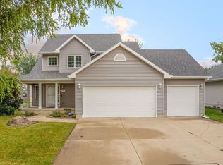 5313 Glacier Dr, Cedar Falls, IA 50613