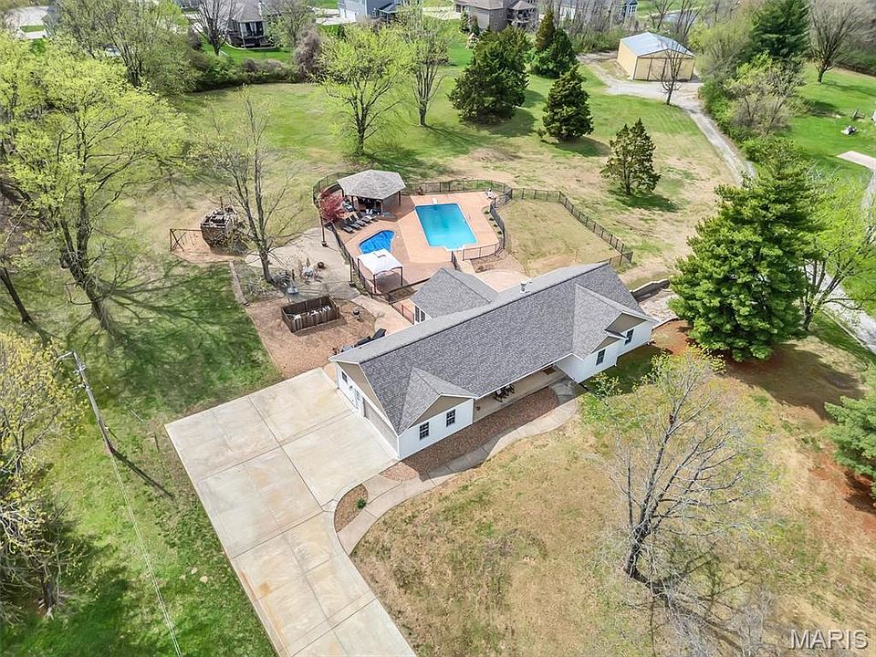 1st image of 21 Oak Knoll Dr
