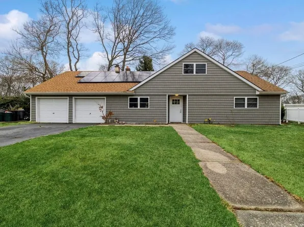 11 Namrof Lane, Holbrook, NY 11741