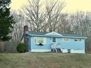 20 Carol Dr, Uncasville, CT 06382